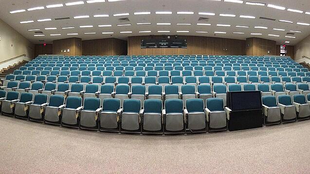 Ein leerer Hörsaal in einer Universität.