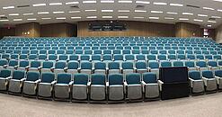 Ein leerer Hörsaal in einer Universität.