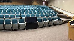 Ein leerer Hörsaal in einer Universität.