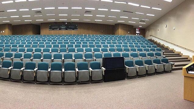 Ein leerer Hörsaal in einer Universität.