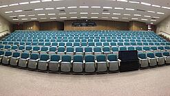 Ein leerer Hörsaal in einer Universität.