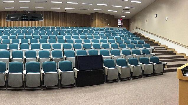 Ein leerer Hörsaal in einer Universität.