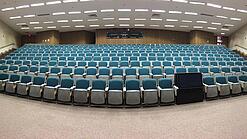 Ein leerer Hörsaal in einer Universität.