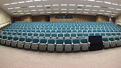 Ein leerer Hörsaal in einer Universität.