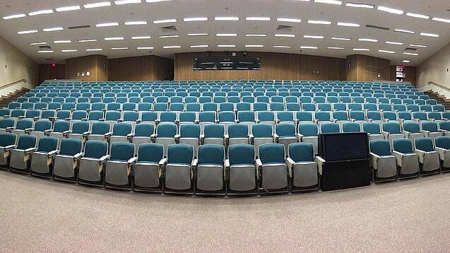 Ein leerer Hörsaal in einer Universität.