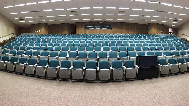 Ein leerer Hörsaal in einer Universität.