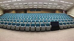 Ein leerer Hörsaal in einer Universität.
