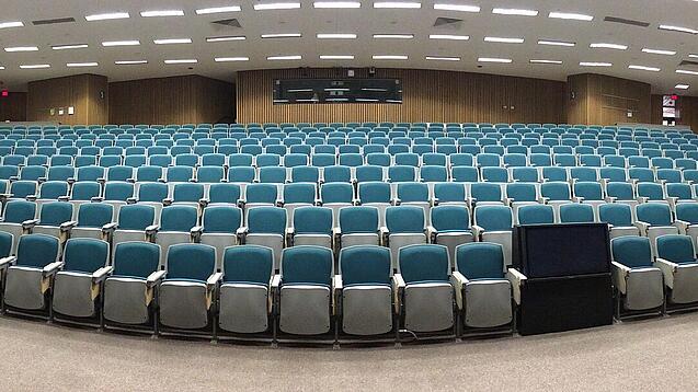 Ein leerer Hörsaal in einer Universität.