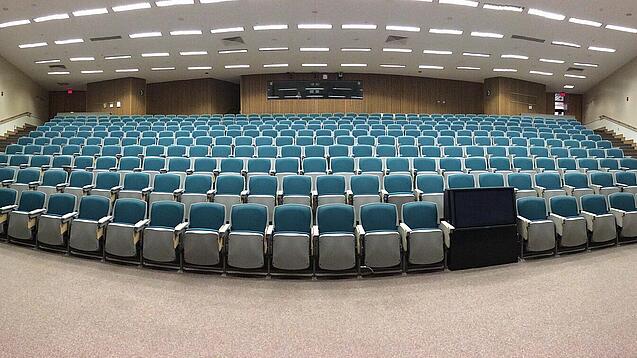 Ein leerer Hörsaal in einer Universität.