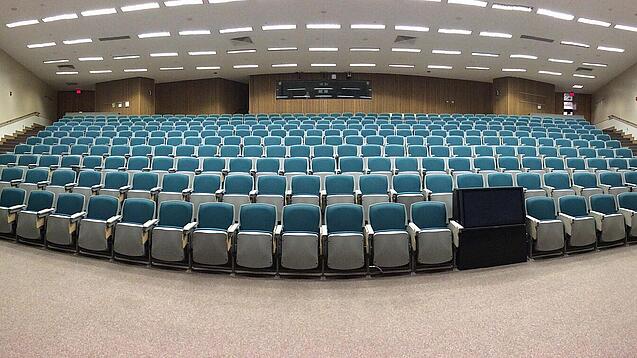 Ein leerer Hörsaal in einer Universität.
