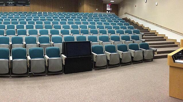 Ein leerer Hörsaal in einer Universität.