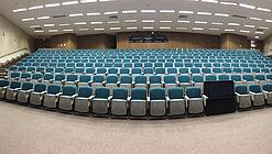 Ein leerer Hörsaal in einer Universität.
