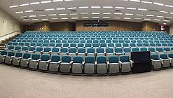 Ein leerer Hörsaal in einer Universität.