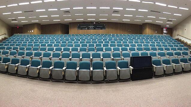 Ein leerer Hörsaal in einer Universität.