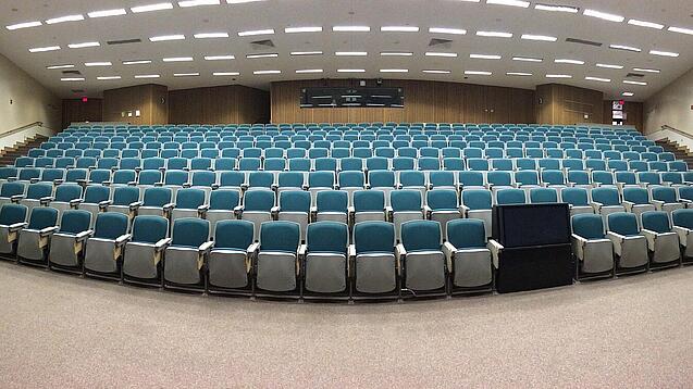 Ein leerer Hörsaal in einer Universität.