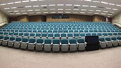 Ein leerer Hörsaal in einer Universität.