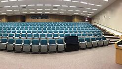 Ein leerer Hörsaal in einer Universität.