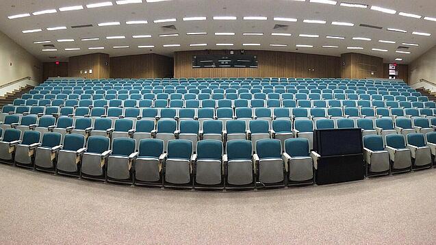 Ein leerer Hörsaal in einer Universität.