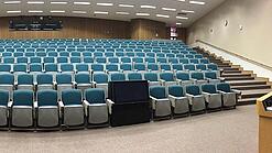 Ein leerer Hörsaal in einer Universität.