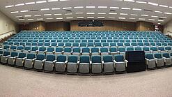 Ein leerer Hörsaal in einer Universität.