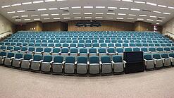 Ein leerer Hörsaal in einer Universität.