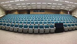 Ein leerer Hörsaal in einer Universität.