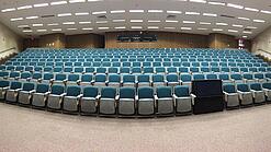 Ein leerer Hörsaal in einer Universität.