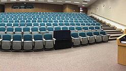 Ein leerer Hörsaal in einer Universität.
