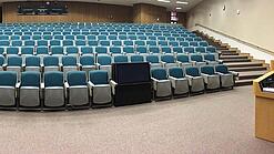 Ein leerer Hörsaal in einer Universität.
