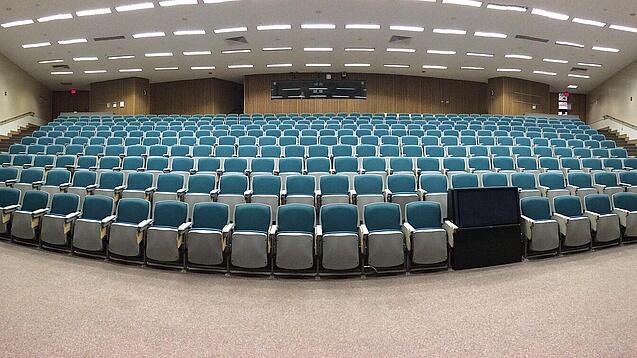 Ein leerer Hörsaal in einer Universität.