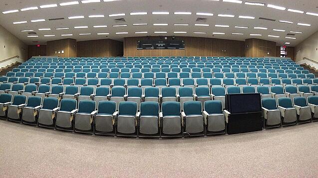Ein leerer Hörsaal in einer Universität.