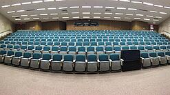 Ein leerer Hörsaal in einer Universität.