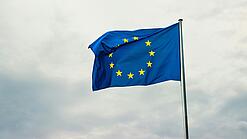Europaflagge weht im Wind.