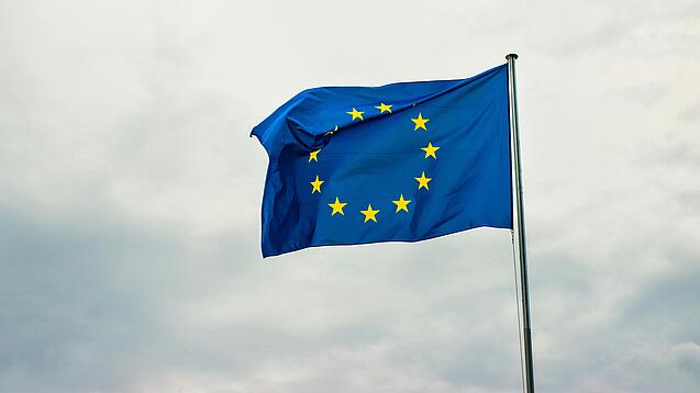 Europaflagge weht im Wind.