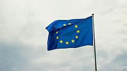 Europaflagge weht im Wind.