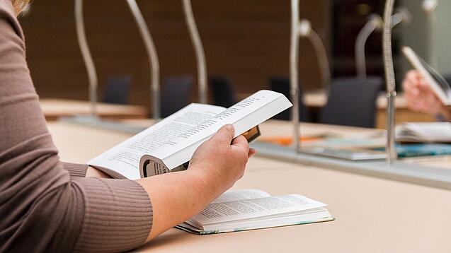 Frau liest ein Buch.
