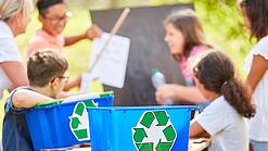 Schülerinnen arbeiten an einem Projekt zum Thema Recycling.