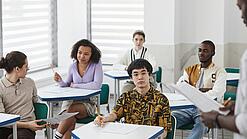 Schüler:innen einer weiterführenden Schule sitzen im Unterricht.