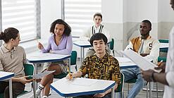 Schüler:innen einer weiterführenden Schule sitzen im Unterricht.