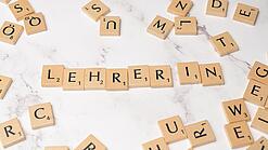 Buchstabenplättchen ergeben das Wort Lehrerin.