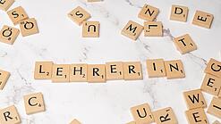 Buchstabenplättchen ergeben das Wort Lehrer:in.