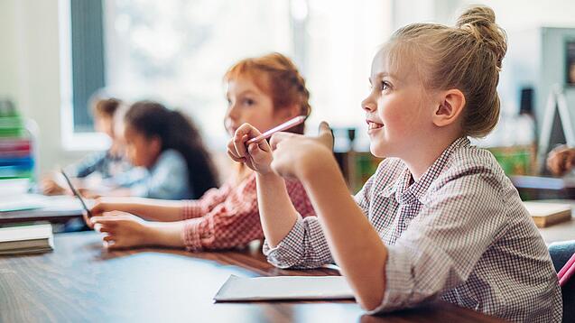 Grundschulkinder im Klassenraum.