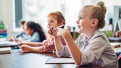 Grundschulkinder im Klassenraum.