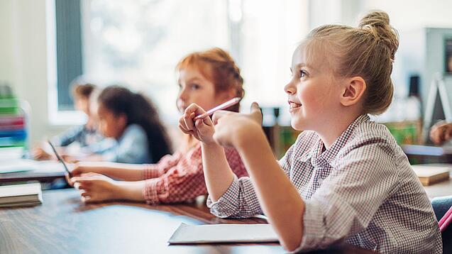 Grundschulkinder im Klassenraum.
