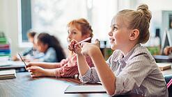 Grundschulkinder im Klassenraum.