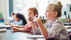 Grundschulkinder im Klassenraum.