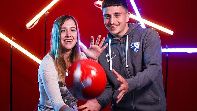 Maria Pokotylo (20) und Artur Golubytskyi (17) bei den Dreharbeiten zu 30 kurzen Sprachvideos „Ukrainisch - Deutsch, Deutsch – Ukrainisch“.