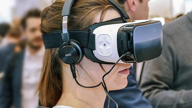 Junge Frau trägt eine VR-Brille.