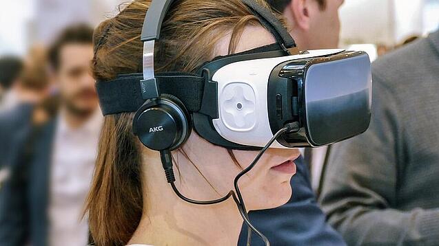 Junge Frau trägt eine VR-Brille.