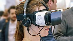 Junge Frau trägt eine VR-Brille.